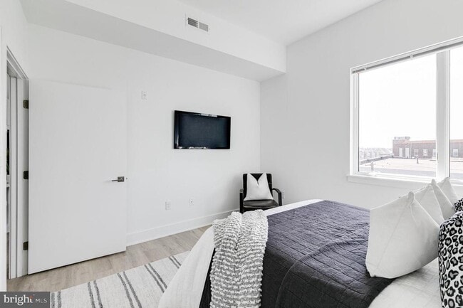 Building Photo - 2201 Washington Ave Unit 216