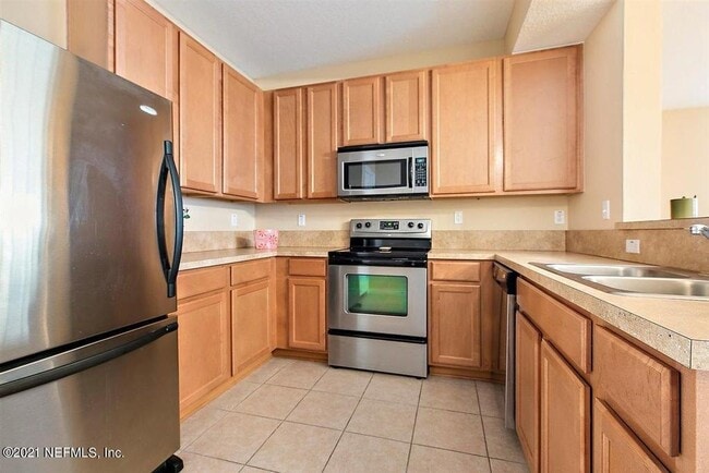 Kitchen - 575 Oakleaf Plantation Pkwy Unit 1108