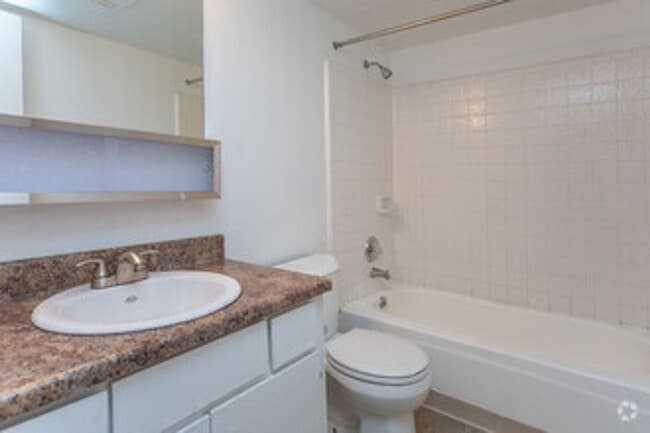 Photo - **MOVE IN SPECIAL**  Come and apply today!! Unidad 310