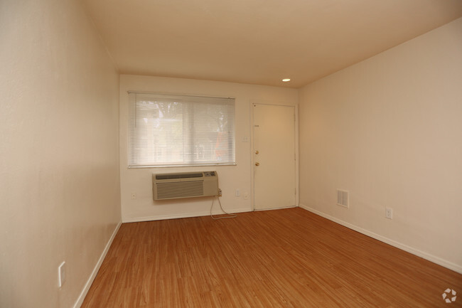 1BR, 1BA - 520 SF - Springwood Apartments