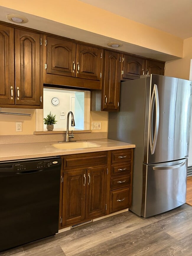 Photo - Spacious Colonial For Rent in Lyndhurst