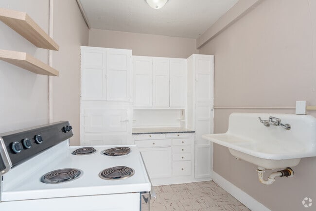 1BR, 1BA - 700SF - - Rollins Apartments