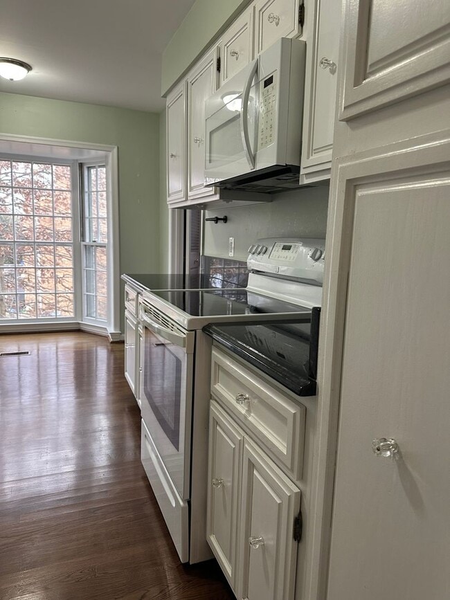 Photo - Beautiful 3 Bed 2.5 Bath Interior Townhome With Fenced Yard In Hallcrest Heights