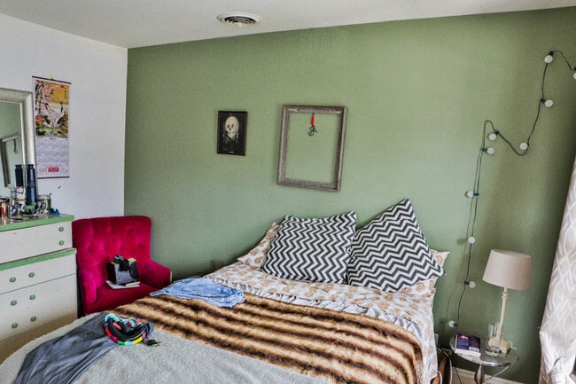 Building Photo - 2421 N Weil St Unit 2 Rental