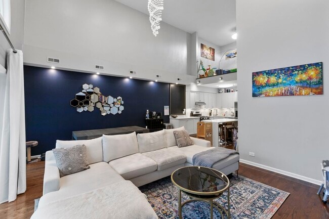 Building Photo - 1754 W Division St Rental