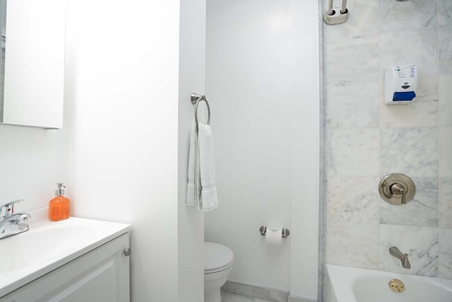 Photo - 317 E 75th St Unidad ID1032001P