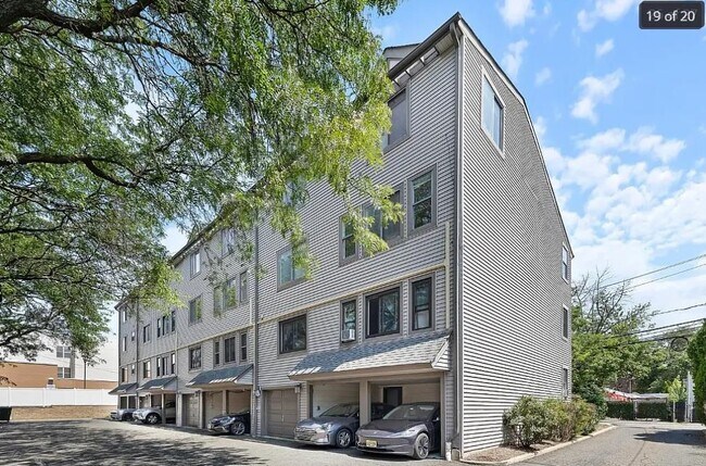 Building Photo - 741 10th St Unit A