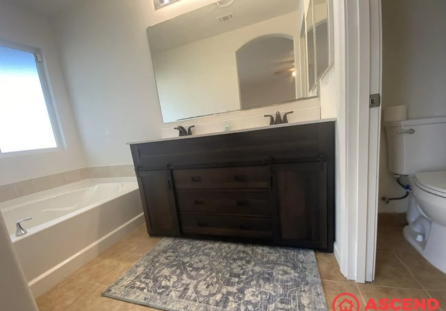 Photo - Spacious 3BD/2BA Home in Bakersfield's 93313 Area — Fully Equipped, Pets Welcome!