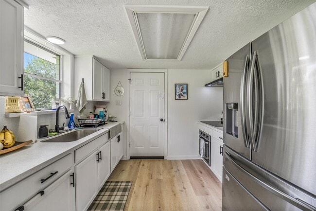 Photo - 221 N Baron St