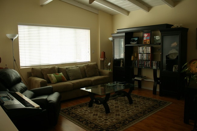 Building Photo - 5339 Newcastle Ave Unit 111