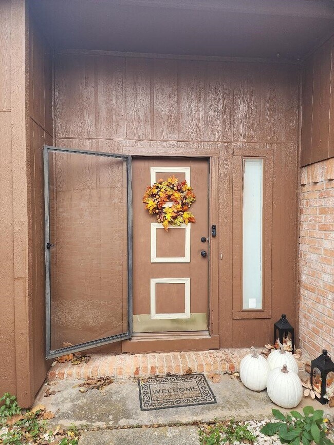 Photo - 711 Leicester Ln