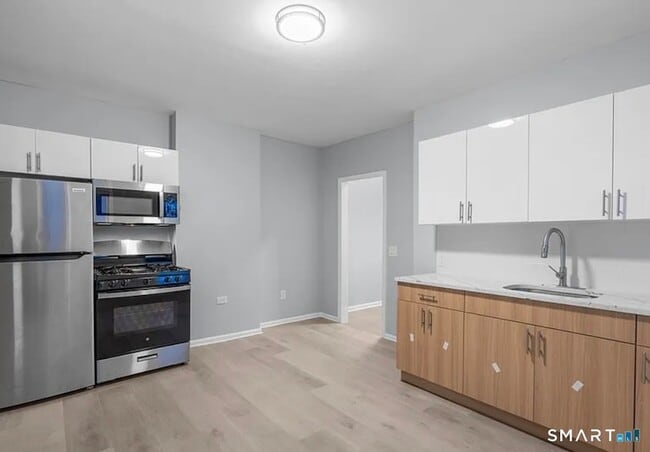 Building Photo - 301 Poplar St Unit 303