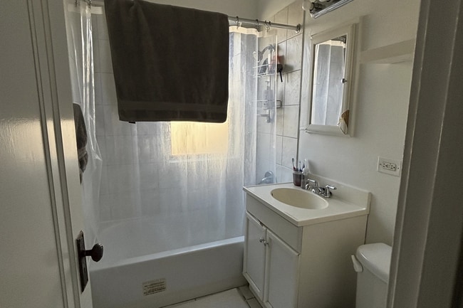 Photo - 3321 N Lakewood Ave Unit 2