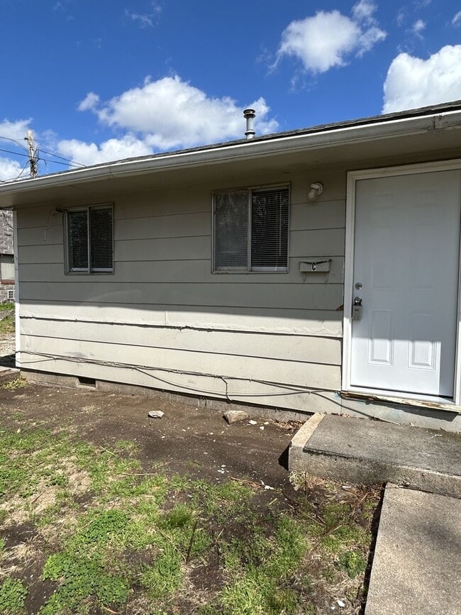 Building Photo - 208 W 1st St Unit 208 W. 1st Apt. C