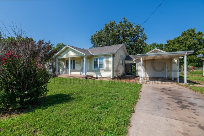 Photo - 902 W Wallingford St