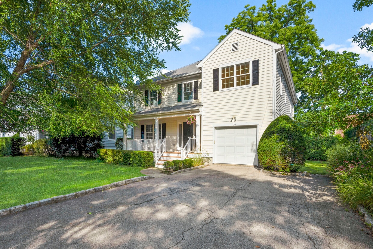 Photo - 16 Birch Ln (Larchmont, NY)