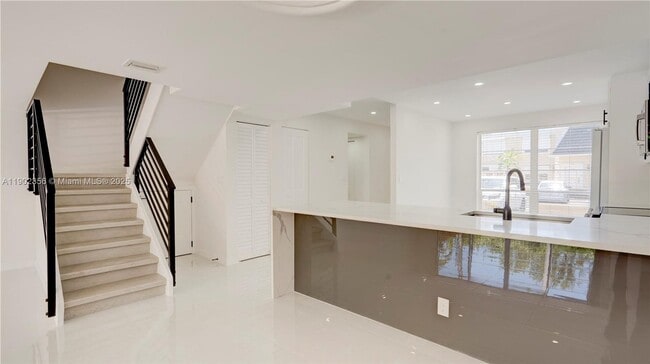 Photo - 933 NE 24th Ave