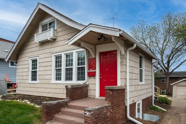 Building Photo - Available now! 517 S. 35th St. 4 Bedroom, 2 Bath Great Midtown location, 1 car garage.