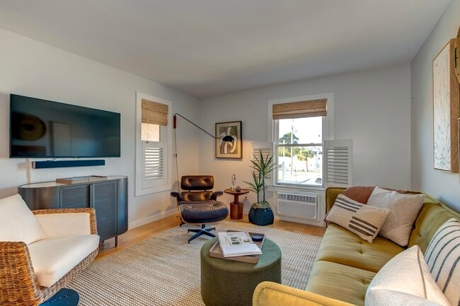 Photo - 2057 Middle St