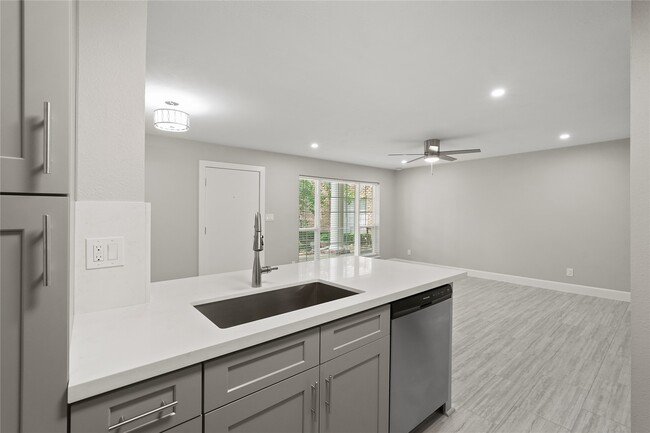 Building Photo - 2121 Fountain View Dr Unit 5B Rental
