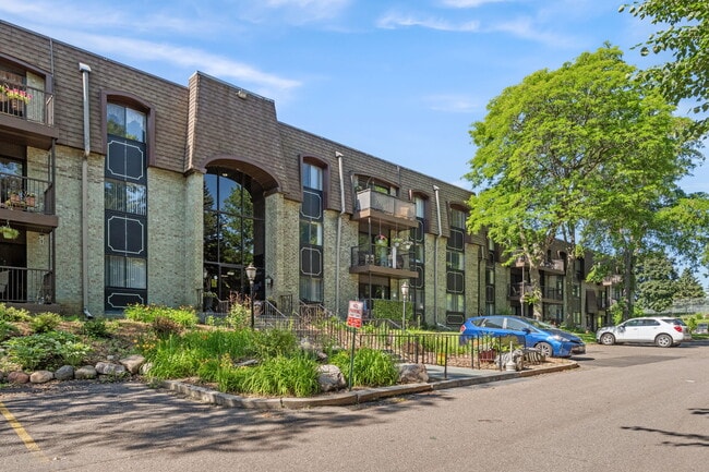 Building Photo - Country Club Manor Apartments