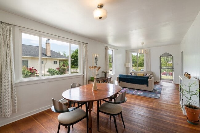 Photo - 756 Glendale St W