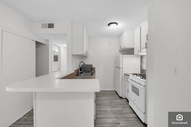Photo - 18620 Hatteras St Unidad 276 Rental