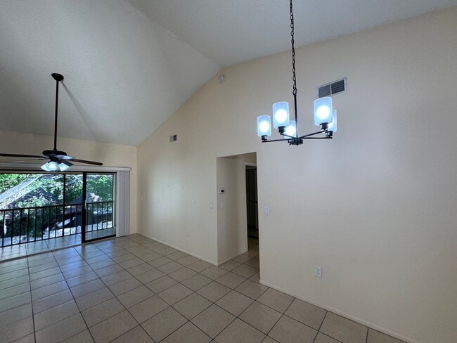 Building Photo - Spacious 2 bedroom/ 2 bathroom condo in Sarasota