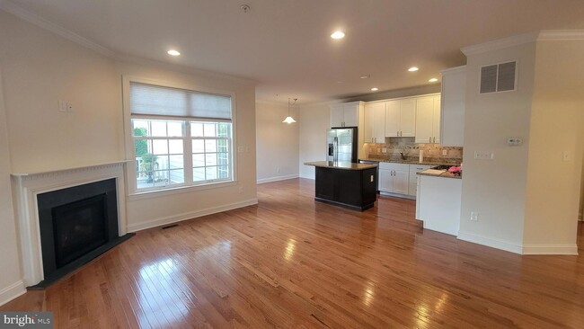 Photo - 633 N Main St Townhome