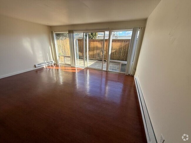 Building Photo - Large spacious one bedroom with private patio Unit R-107 Rental