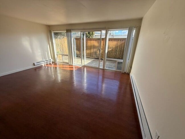 Large spacious one bedroom with private patio - Large spacious one bedroom with private patio Apartment Unit R-107