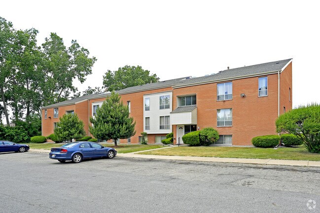 Clairridge Estates Apartments For Rent in Clinton Township