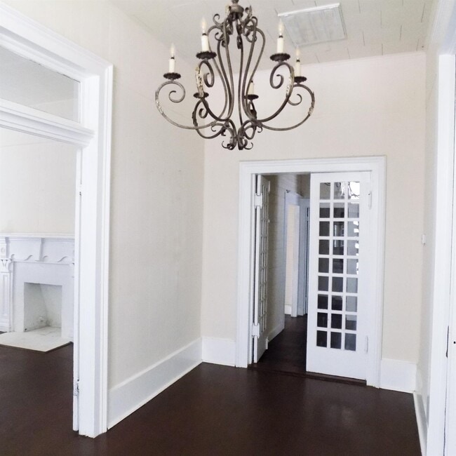 Photo - 404 S Lasalle St