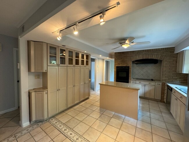 Photo - 537 Winterburn Grv