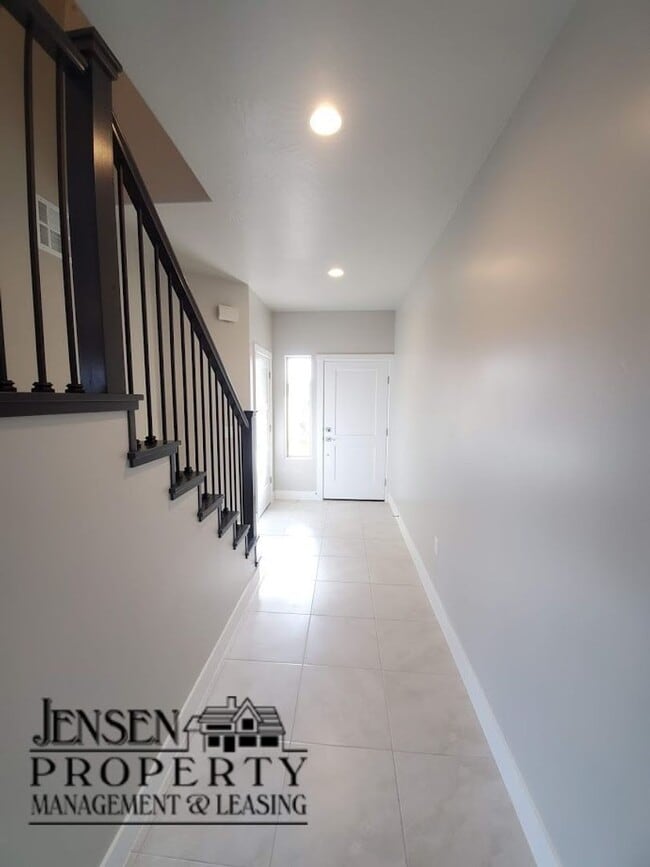 Photo - Red Mountain Vista Town Home, End Unit Unidad 641