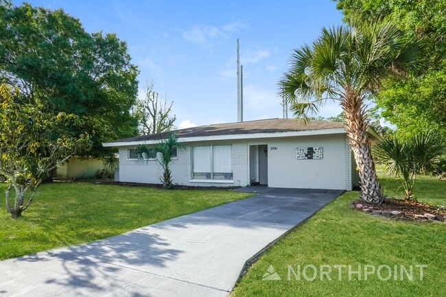 Building Photo - Alluring  Single Family Home | 3 BR/2BA | Front and Backyard!