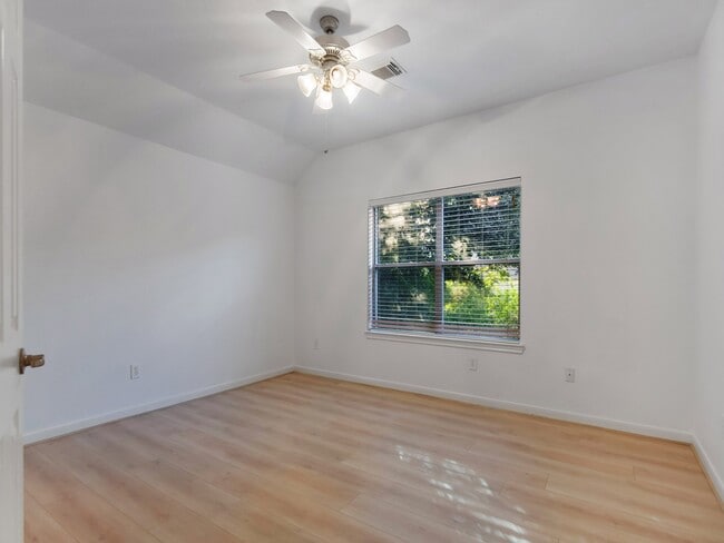 Building Photo - 22 Pine Needle Pl