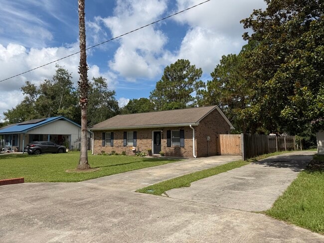 Building Photo - 921 Greenbriar Rd
