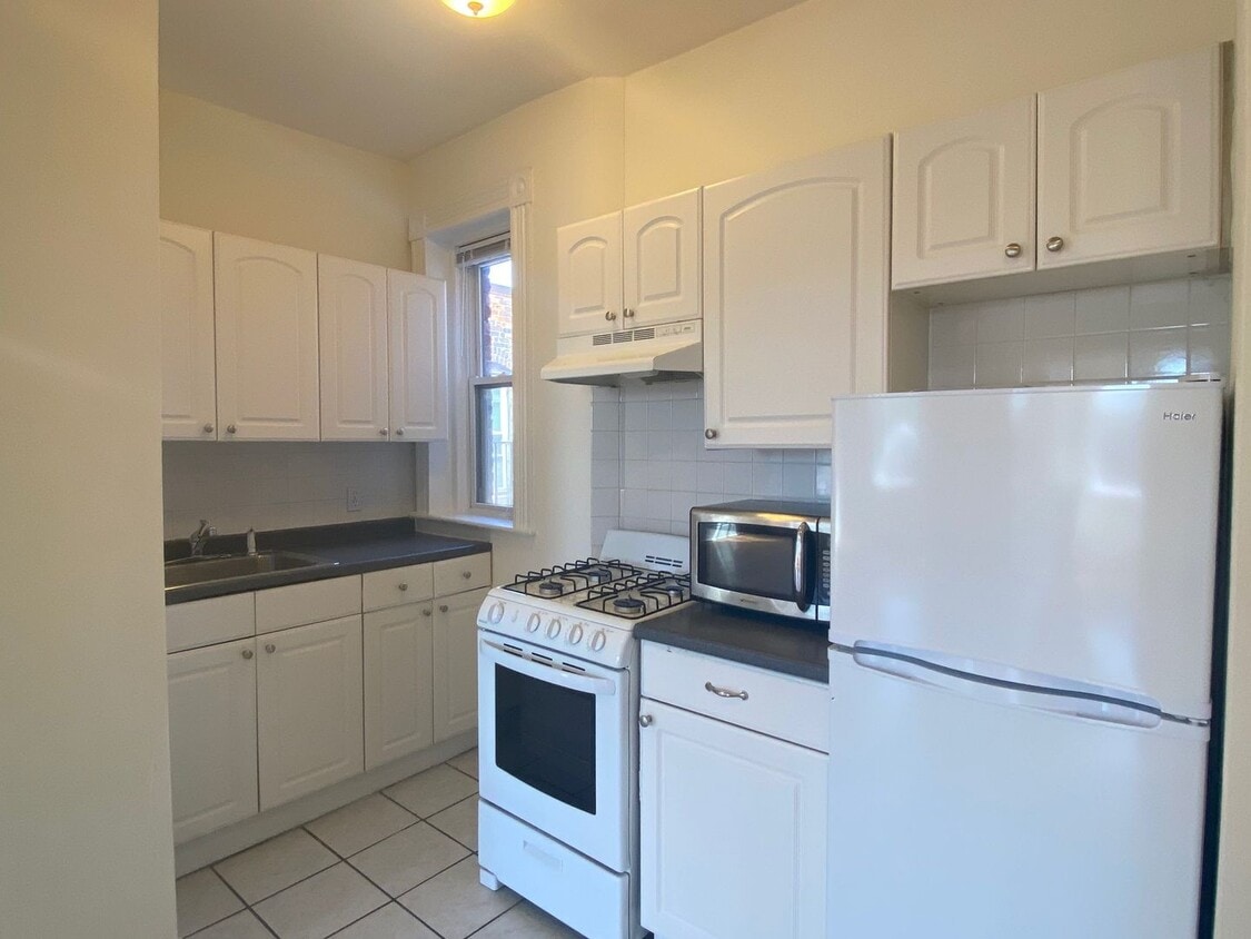 Large, sunny 2 bed unit with heat and wate... - Large, sunny 2 bed unit with heat and wate...