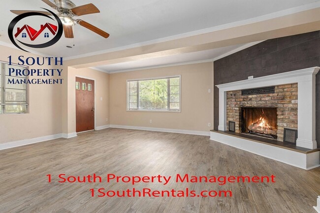 Photo - 3875 Hawthorne Dr