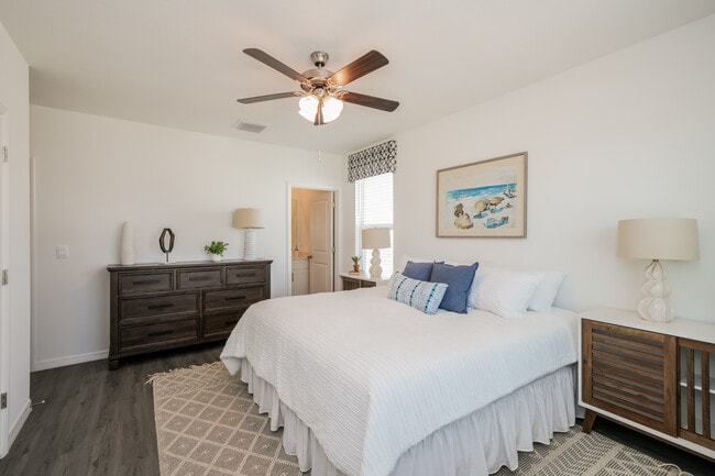 Dormitorio de casa modelo - Woodsdale Landing