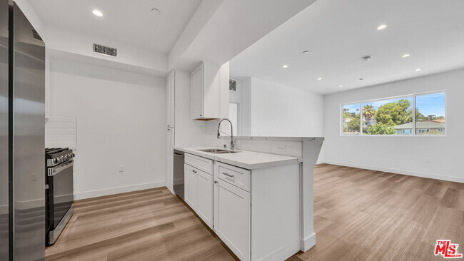 Building Photo - 627 N Dillon St Unit 407 Rental