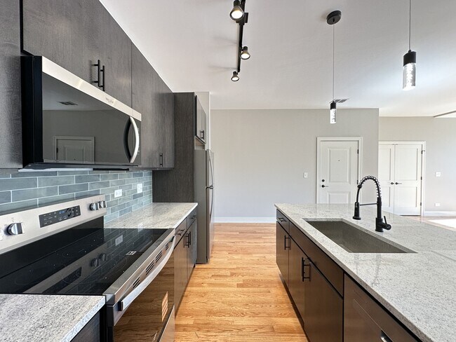 Photo - 2100 W 18th Pl Unit 302