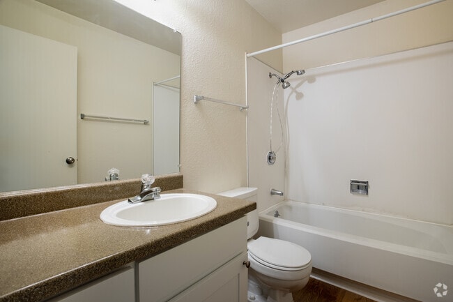 2BR, 2BA - 1,049SF