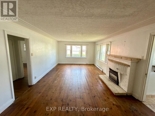 Photo - 1168 Oxford St E