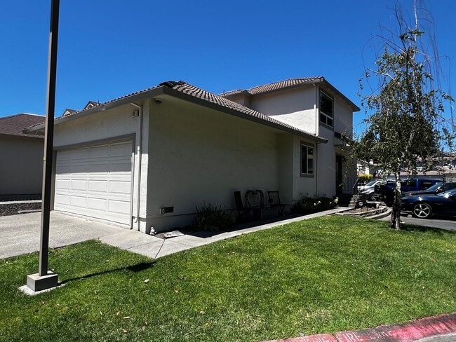 Modern 3 Bed / 2 Bath End Unit Home for Re... - Modern 3 Bed / 2 Bath End Unit Home for Re...