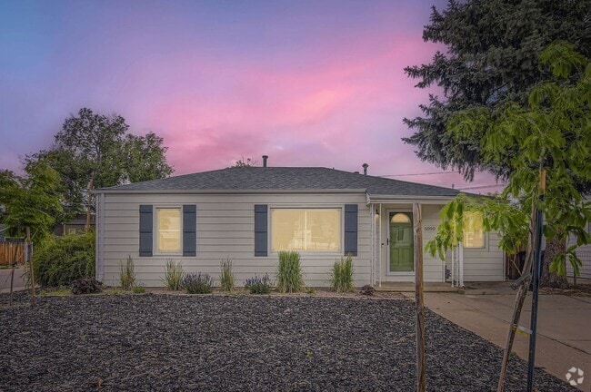 Building Photo - Remodeled 2BD, 1.5BA Chaffee Park Home wit...