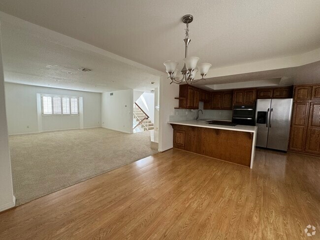 Building Photo - 1307 W 7th St Rental