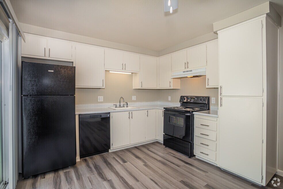 1BR, 1BA - 700SF