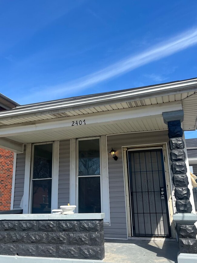 Building Photo - Beautiful Fully Renovated 2/1 Duplex! Unit 2407 W Jefferson St #1 Rental